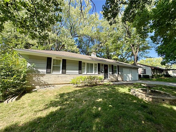 3rd image of 10112 Bellaire Ave