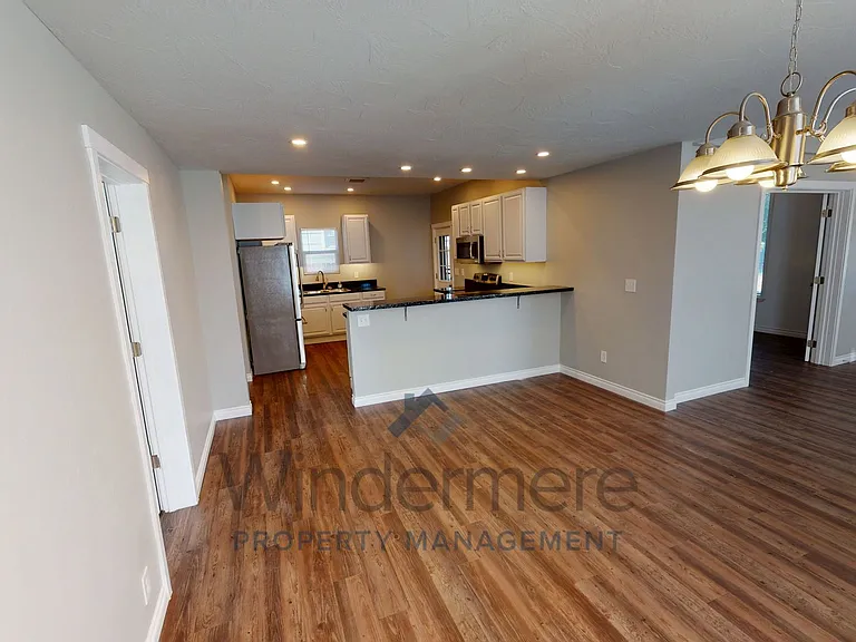 430 E Oak St — Photo 4