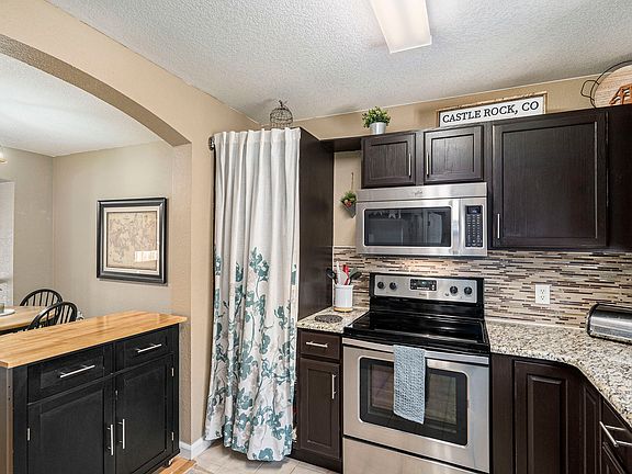 Stainless appliances w/ moveable island