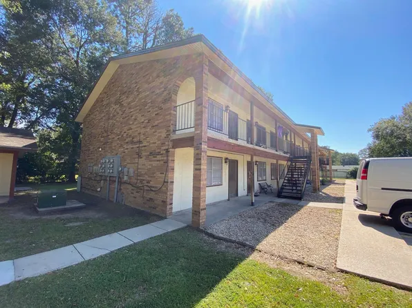 Acadian Villa Apartments