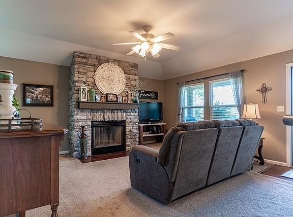 4th image of 410 Josephine Dr