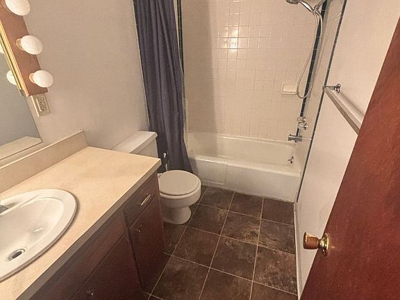 3rd image of 724 E Lewis St #2