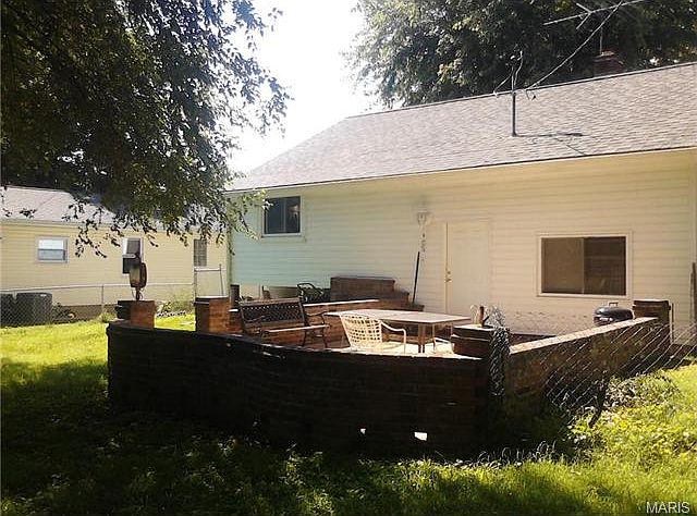 2nd image of 121 E Sand St
