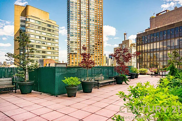 Rented by Century 21 Metropolitan | media 29