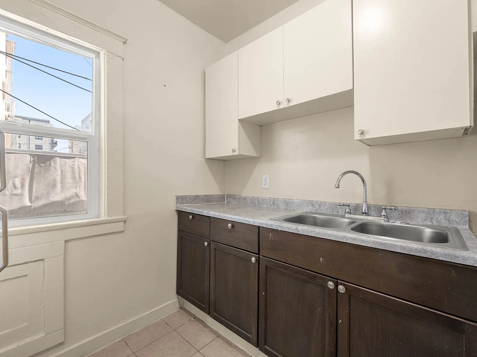 910 S Mariposa Ave — Photo 1