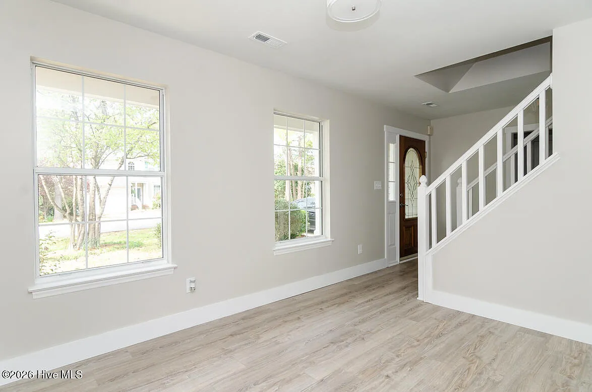 3 bed, 2.5 bath, 1518 sqft, $2,350 — Photo 2