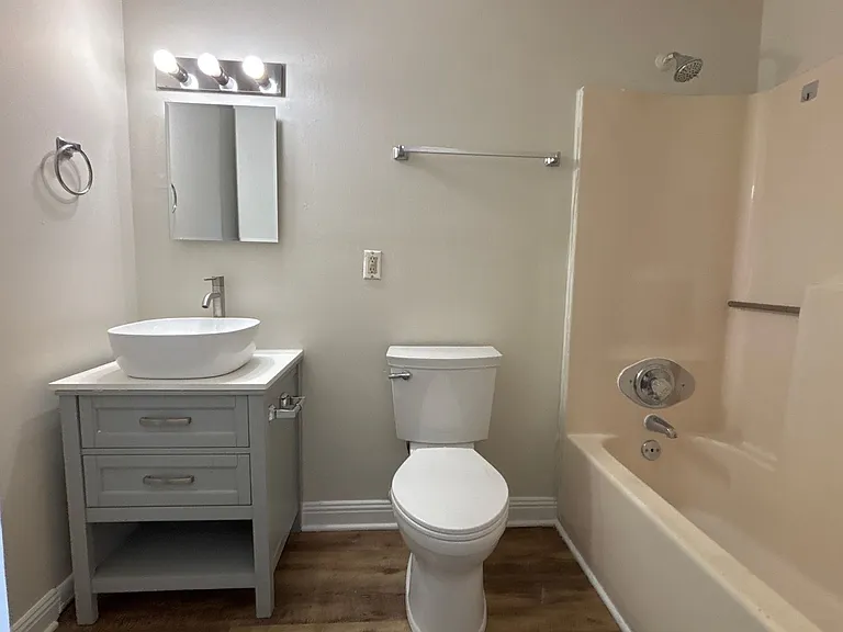 838 Broad Ave — Photo 5