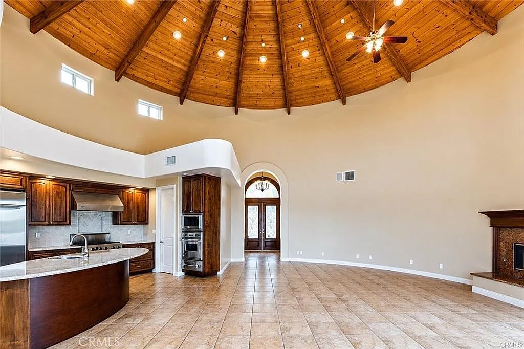 6 bed, 5.5 bath, 6762 sqft, $8,700 — Photo 2