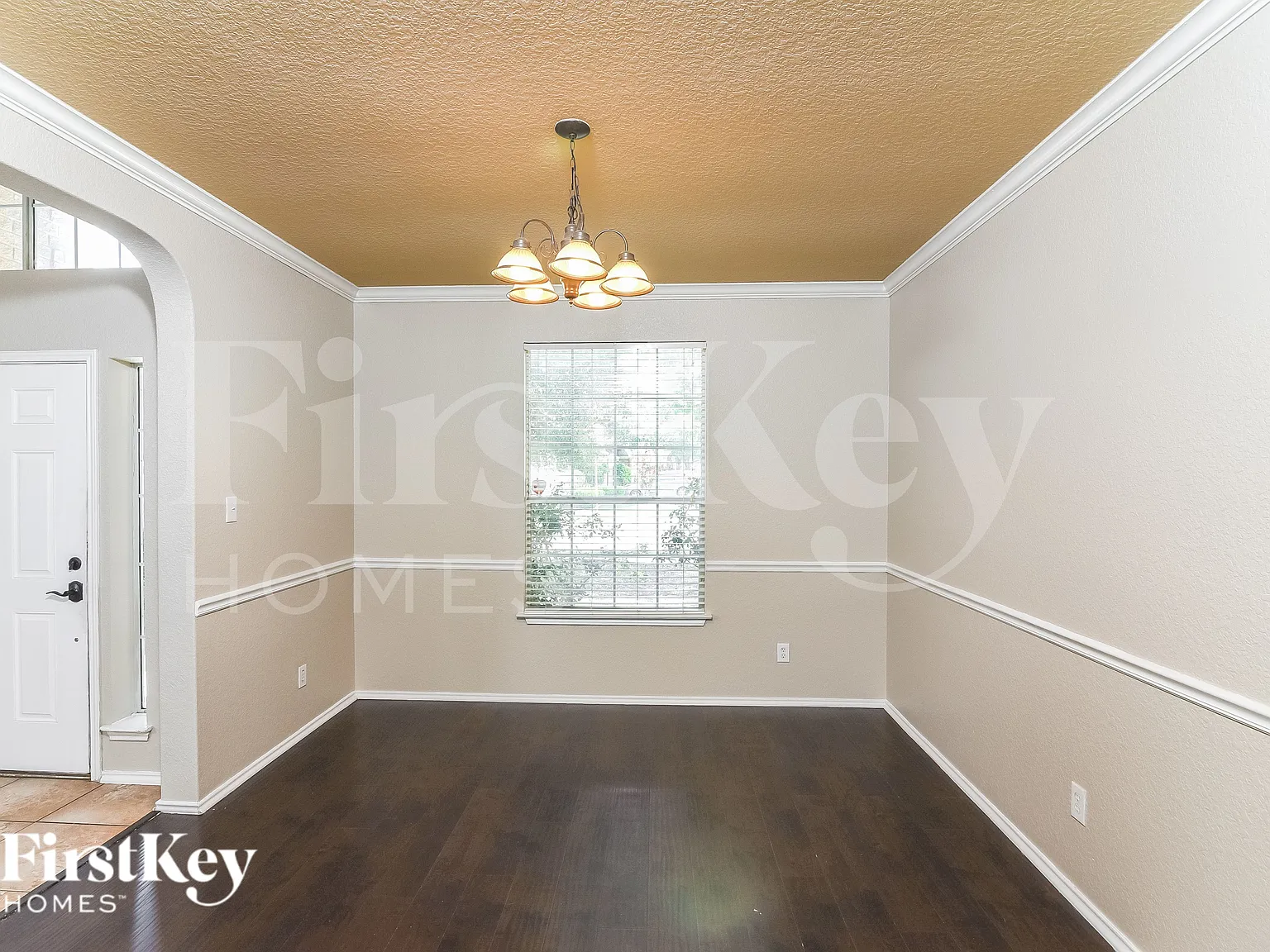 5 bed, 2.5 bath, 3223 sqft, $2,420 — Photo 4