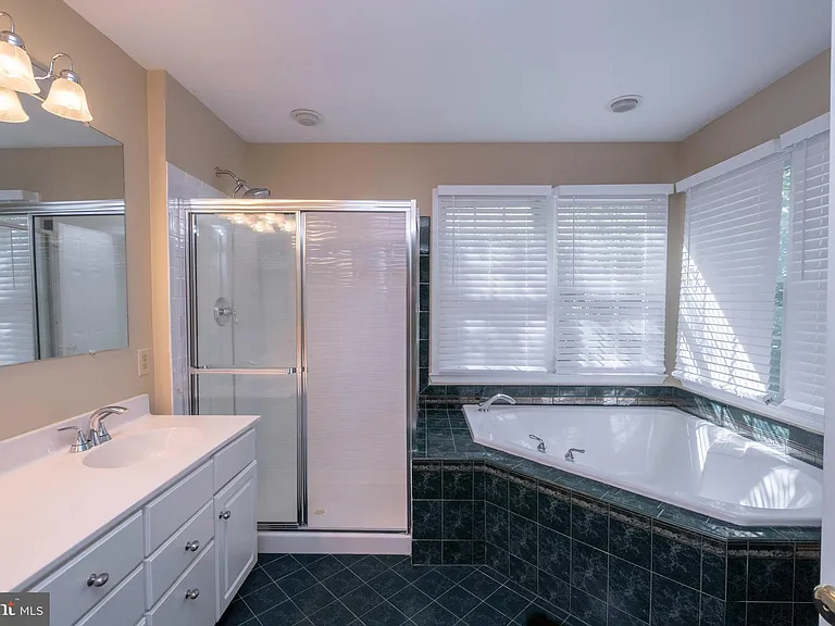 3940 Kathryn Jean Ct — Photo 26