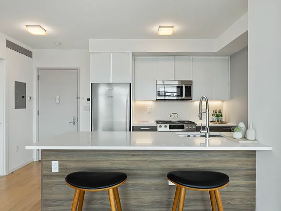 4th image of 40 Pinehurst Ave