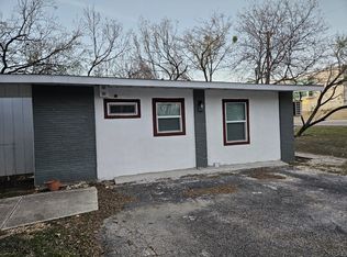 102 Honeysuckle Ln, Castle Hills, TX 78213