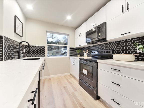 4th image of 2535 S I Street #B