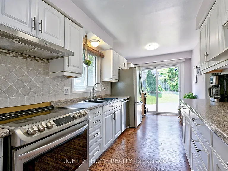 4224 Trapper Cres — Photo 8