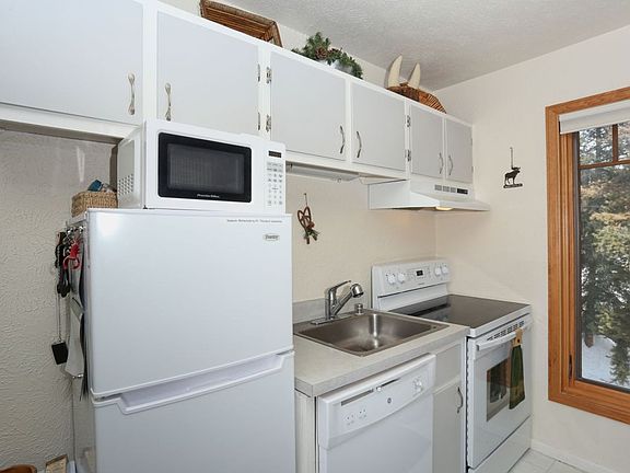 3rd image of 800 Columbine Rd Building B