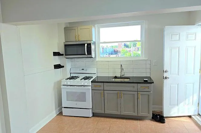 2 bed, 900 sqft, $1,100 — Photo 1