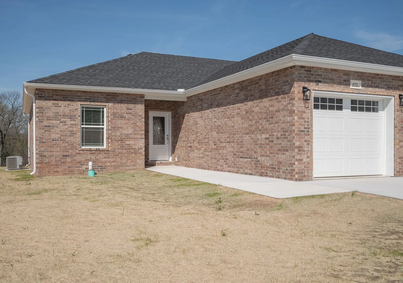 Brand New Neosho Unit now available for lease! $1,400 Rent/$1,400 Deposit — Photo 2