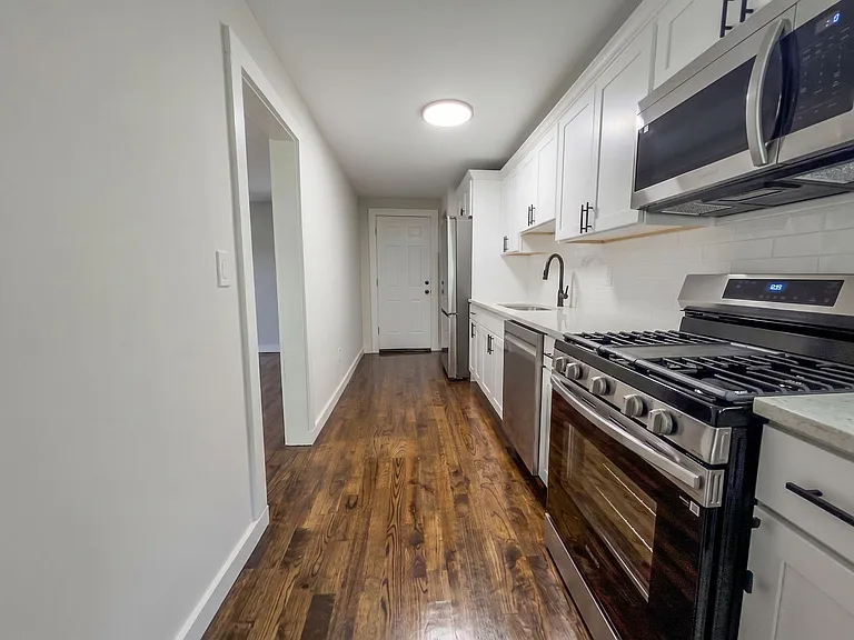 560 Howard Ave — Photo 45