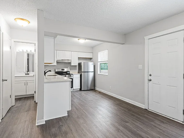 Redwood Village Townhomes — Photo 4