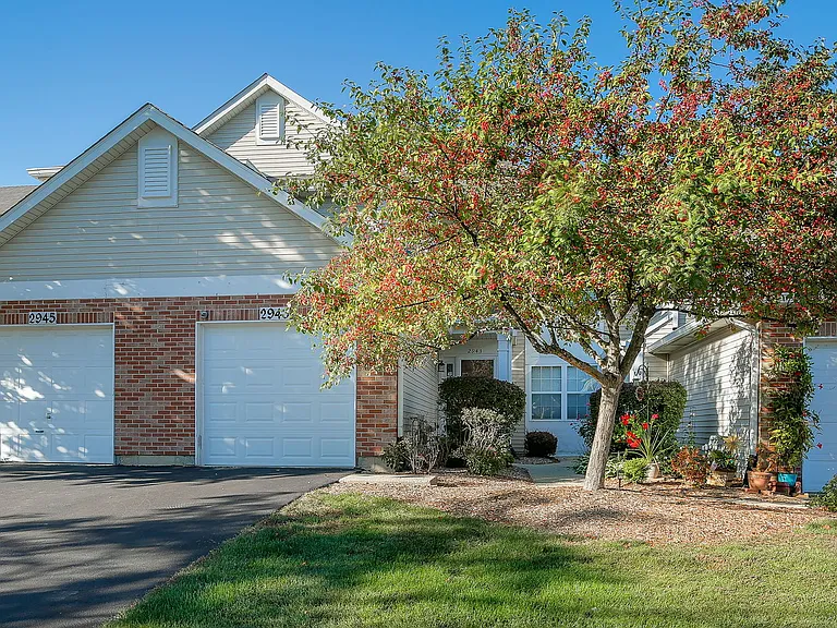 2943 Kentshire Cir — Photo 1