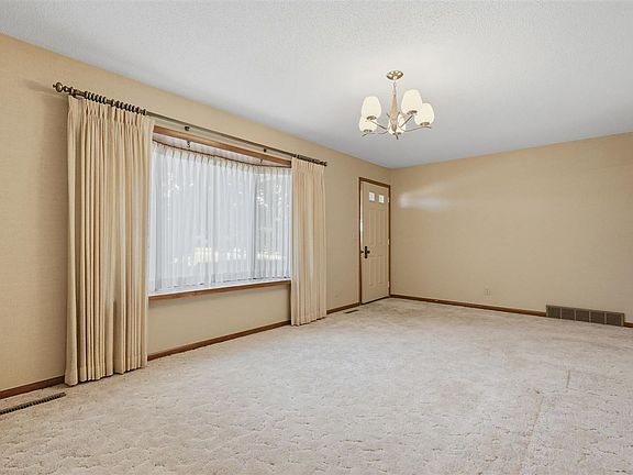 5th image of 515 E 11th St
