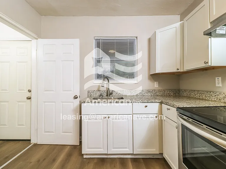 1049778_008_wm_-_kitchen_13388140.jpg