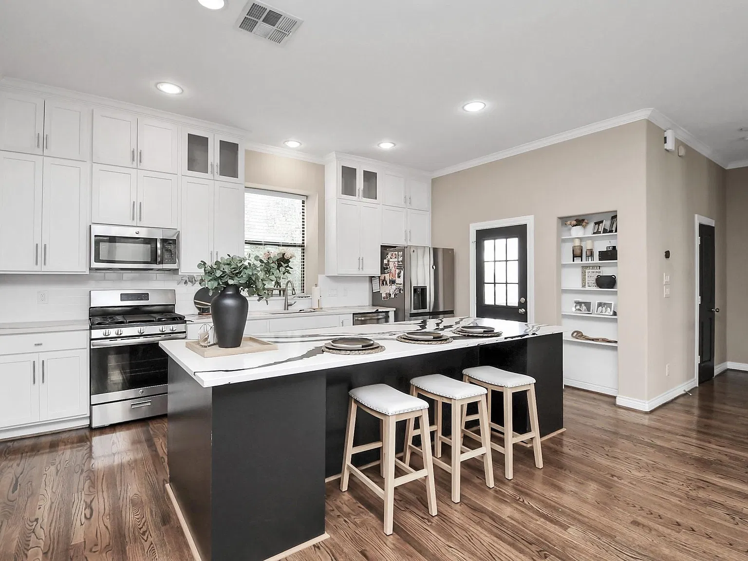 3 bed, 3.5 bath, 2479 sqft, $2,950 — Photo 2