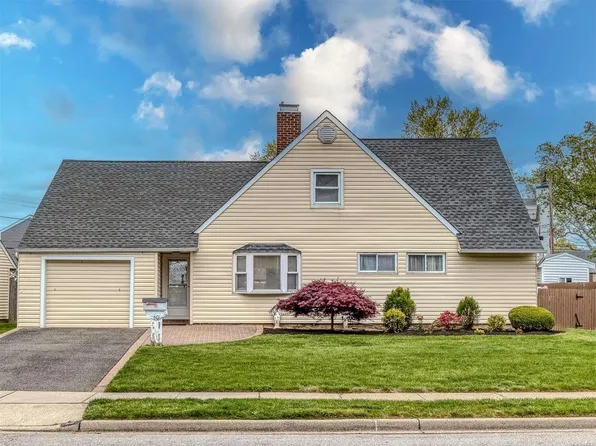 60 Edna Avenue, Levittown, NY 11756