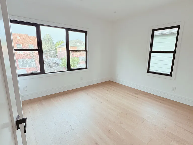 1725 Hone Ave — Photo 2