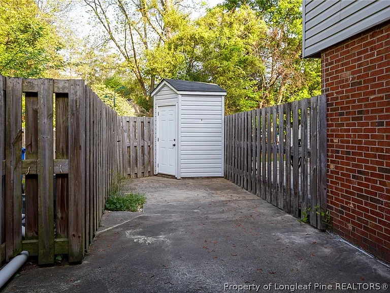 1228 Woodland Dr — Photo 15