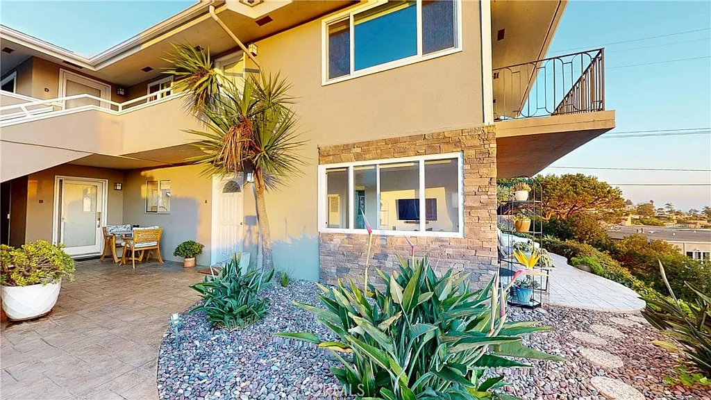 2 bed, 900 sqft, $6,300 — Photo 1