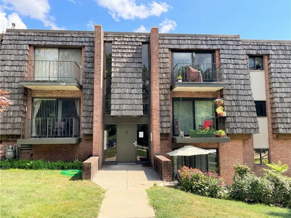 711 Forest Green Dr, Coraopolis, PA 15108
