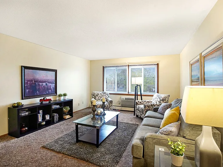 Moonraker Apartments — Photo 4