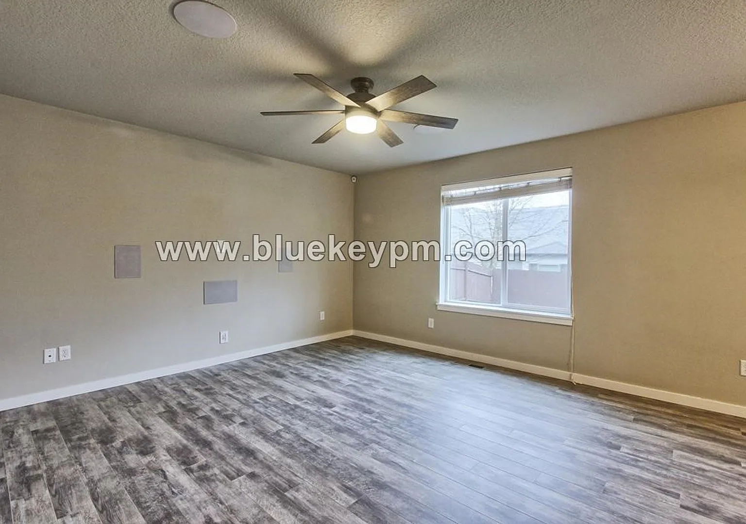 4 Bed, 2.5 Bath with Office/Den and 2 Car Garage in Orchards Fountain Village — Photo 4