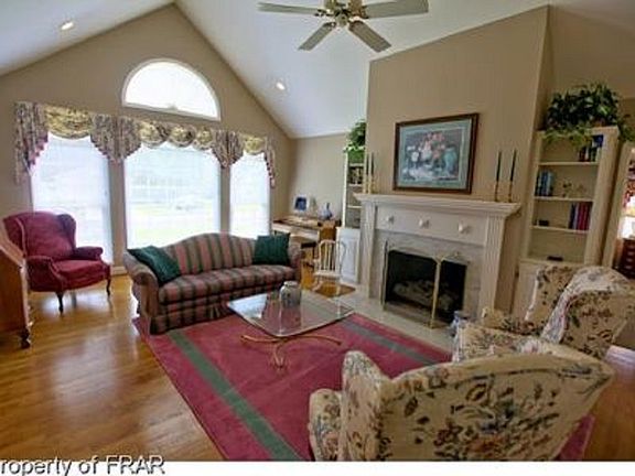 3rd image of 211 Stirling Dr