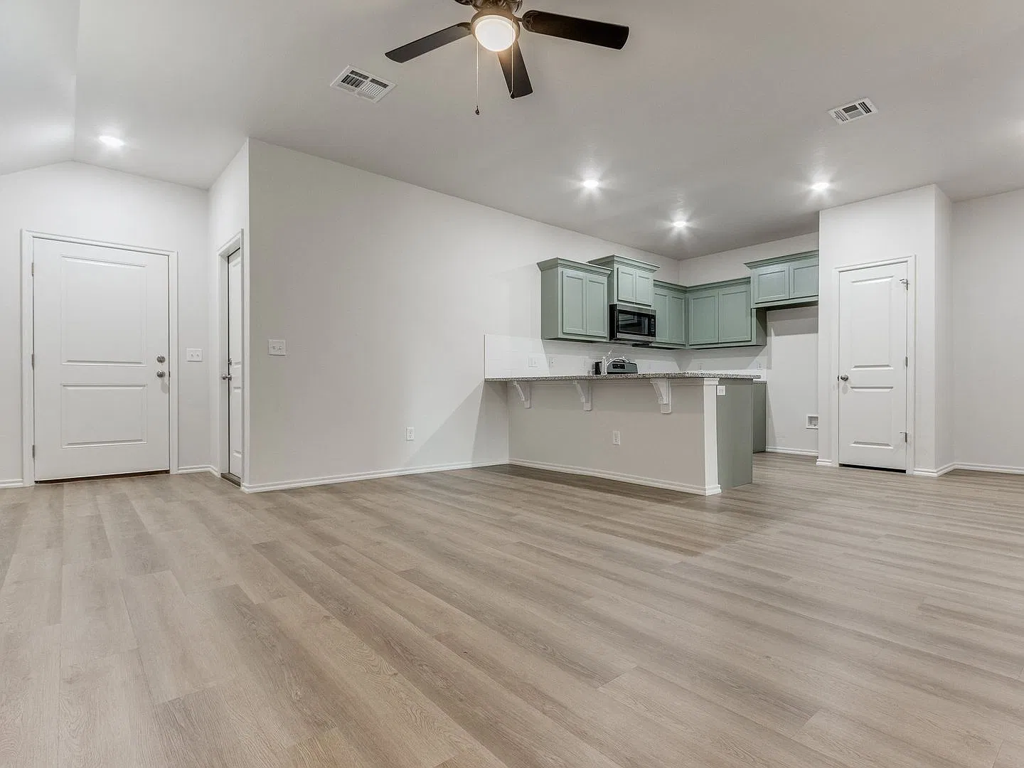 3 Bedroom 2 Car Garage In El Reno — Photo 4