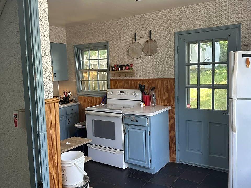 2nd image of 3456 Newton Ave #1