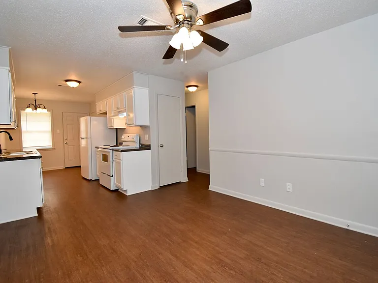 622 Center St — Photo 2