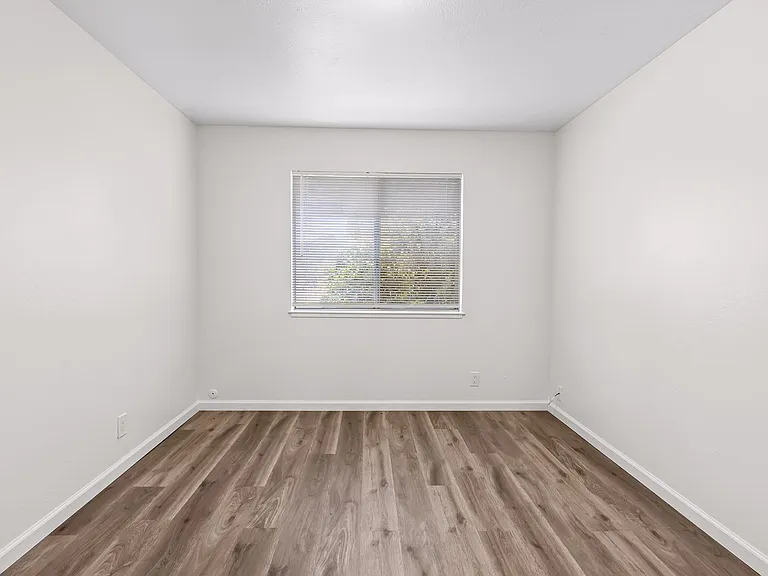 931-939 Golden Gate Drive — Photo 11
