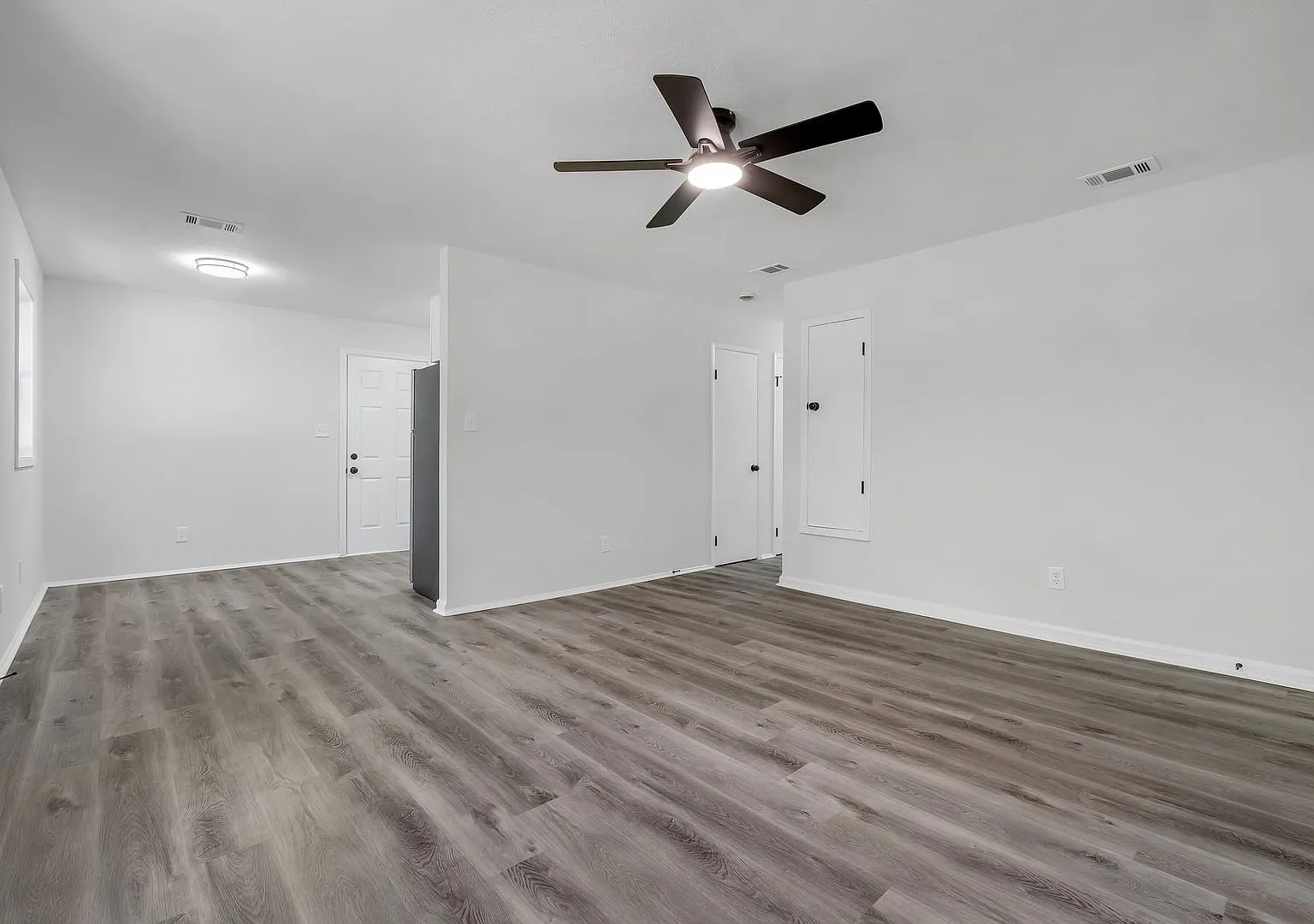 Newly Renovated 3/1 House W/ Plank Floors Throughout, Gorgeous Kitchen, And Large Yard! Avail Now... — Photo 4
