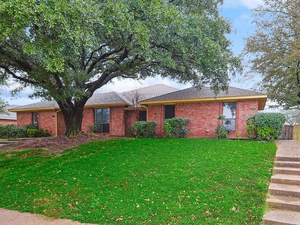 816 Summit Dr, Desoto, TX 75115