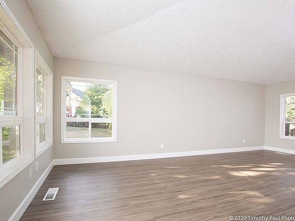 5th image of 713 NE 161st Ct