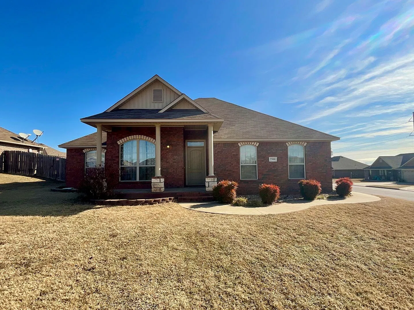 Beautiful Living: 3 Bed, 2 Bath Home with 2-Car Garage and Fenced Backyard — Photo 1