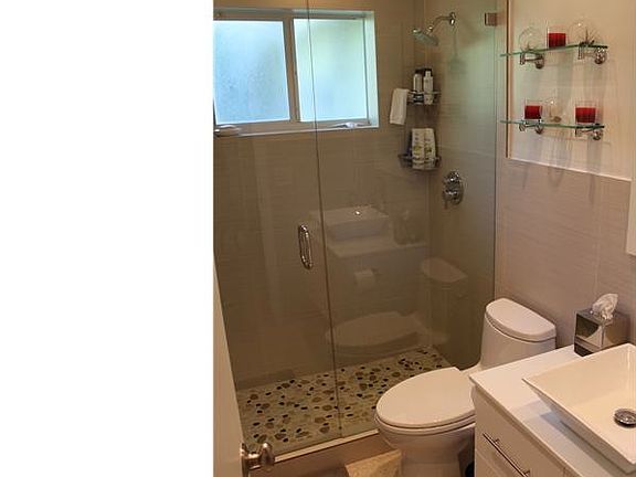 4th image of 1060 SW 32nd St