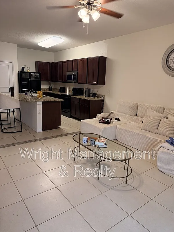 3 bed, 2.5 bath, 1707 sqft, $2,200 — Photo 2