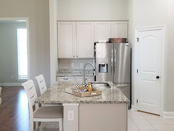4th image of 203 Piper Dr