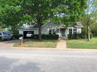 1607 N Harding Ave, Cameron, TX 76520