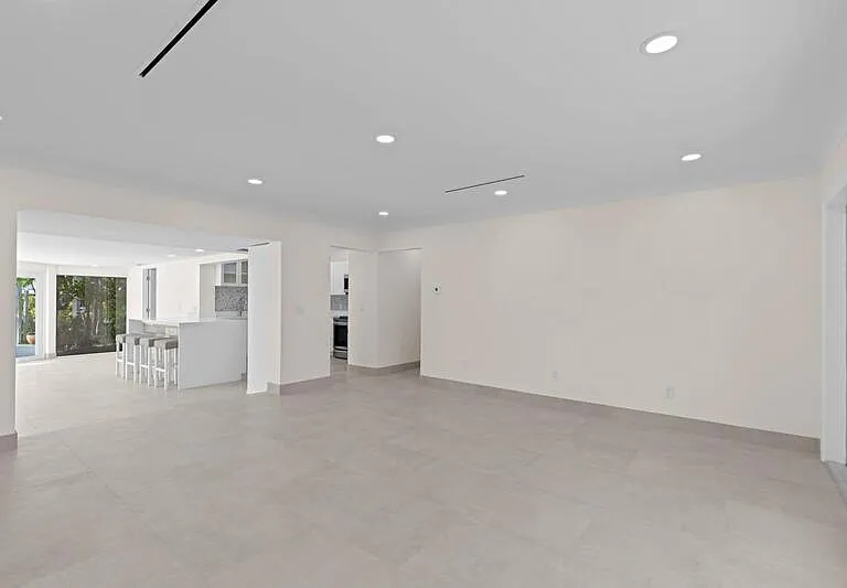391 SE 7th Ave — Photo 15