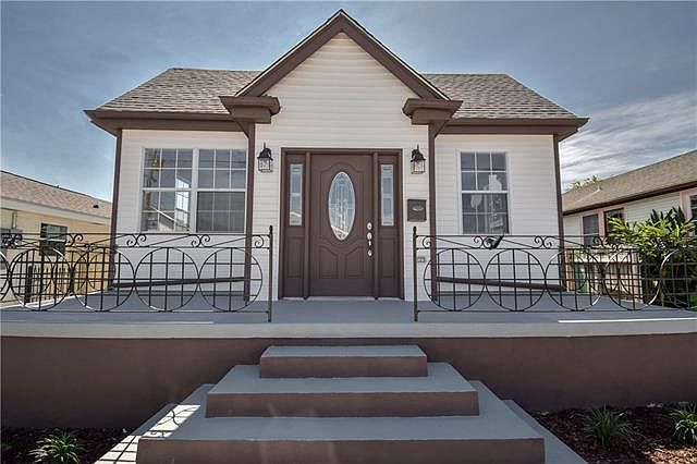 1st image of 1631 Desire St