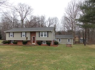 194 Forest Knoll Dr, Mount Airy, NC 27030